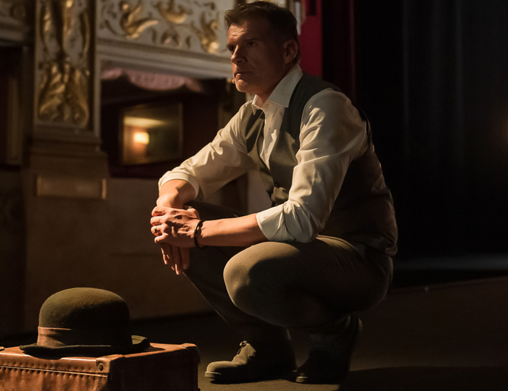 Massini on the scene of Teatro della Pergola in 2021 during one of his popular theater storytelling Storie (ph. Filippo Manzini)