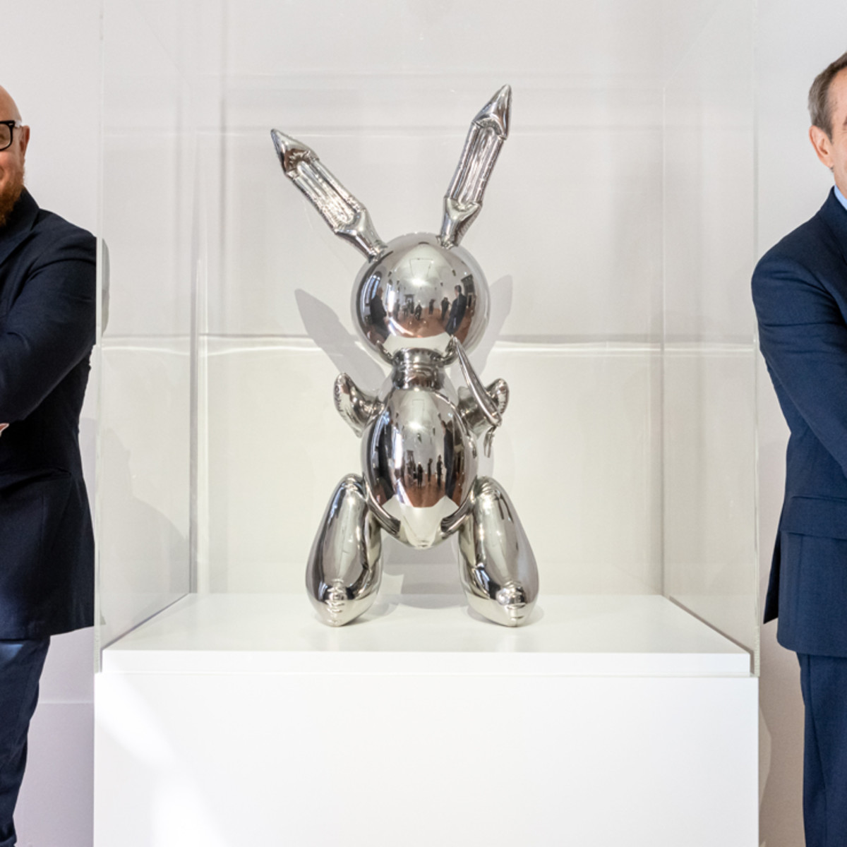 34k sculpture by the most expensive living artist Jeff Koons is smashed at  VIP exhibition preview in Miami