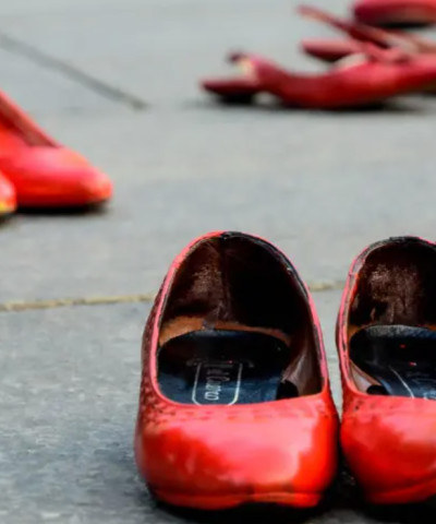 Scarpette rosse contro la violenza sulle donne