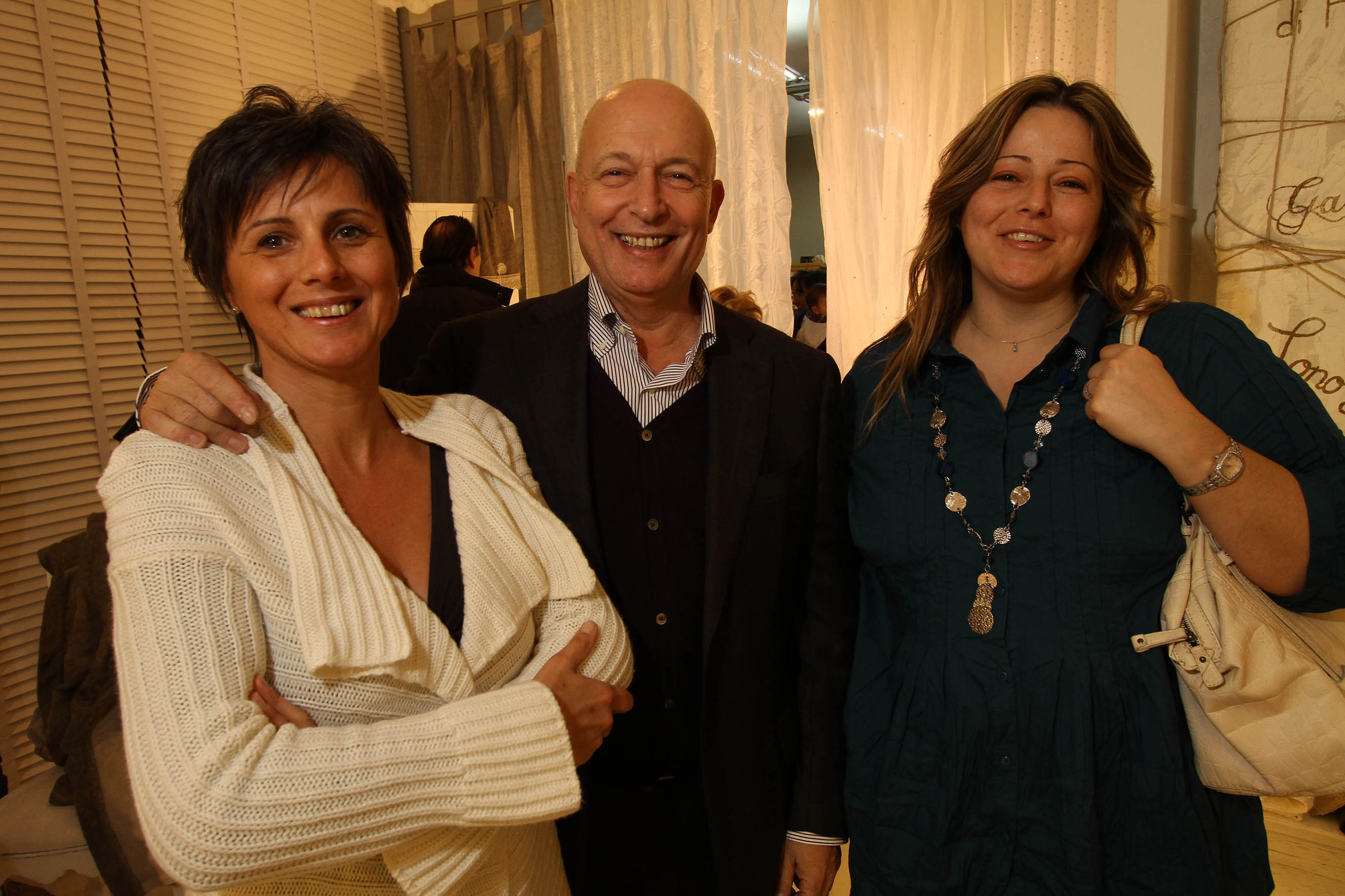 PRESSPHOTO Firenze, La Galleria. Nella foto Fiorella e Michele Awerbuch con Stefania Magnani
